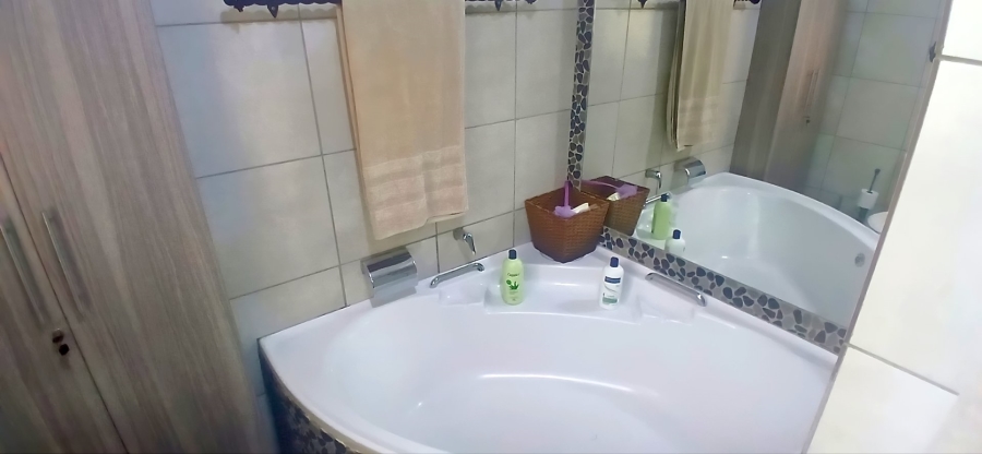 5 Bedroom Property for Sale in Langenhovenpark Free State